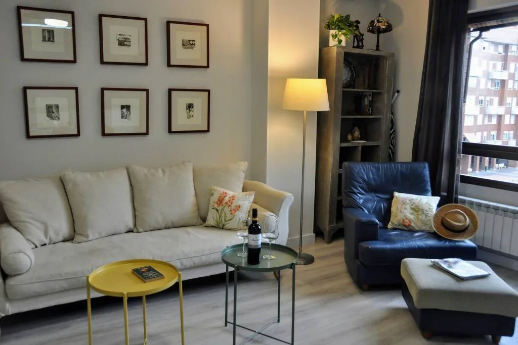 Salón con sofá y cuadros en la pared