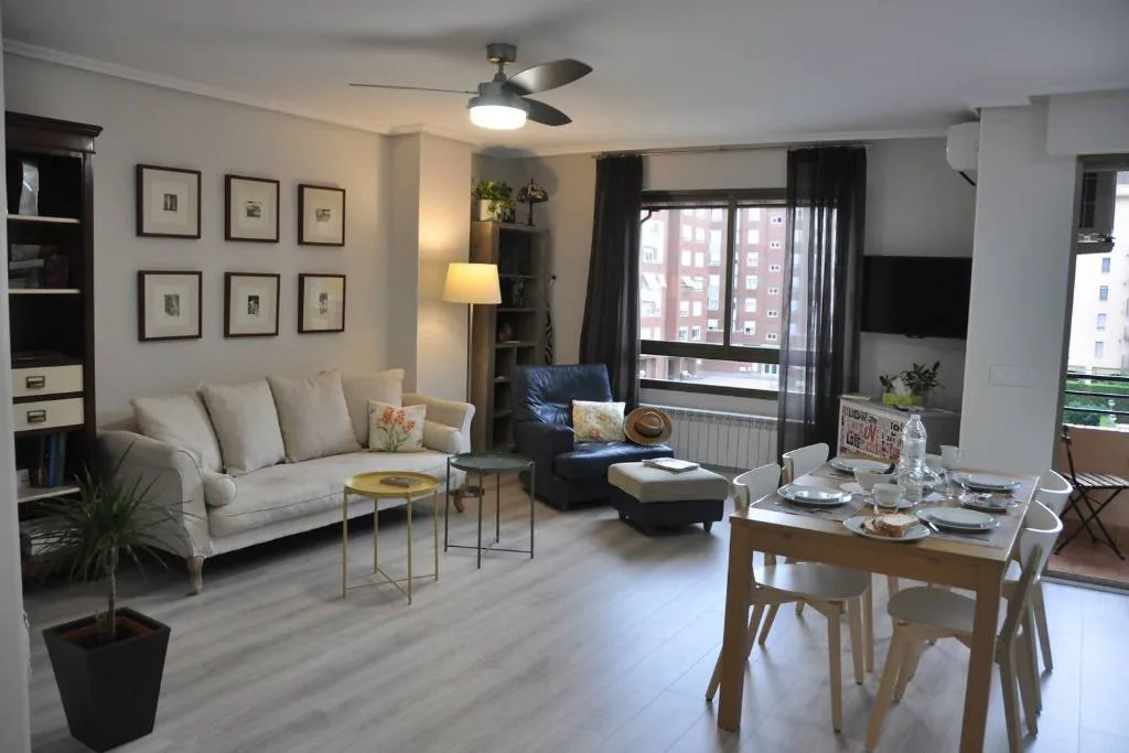 Salón con televisión y sofá en un apartamento