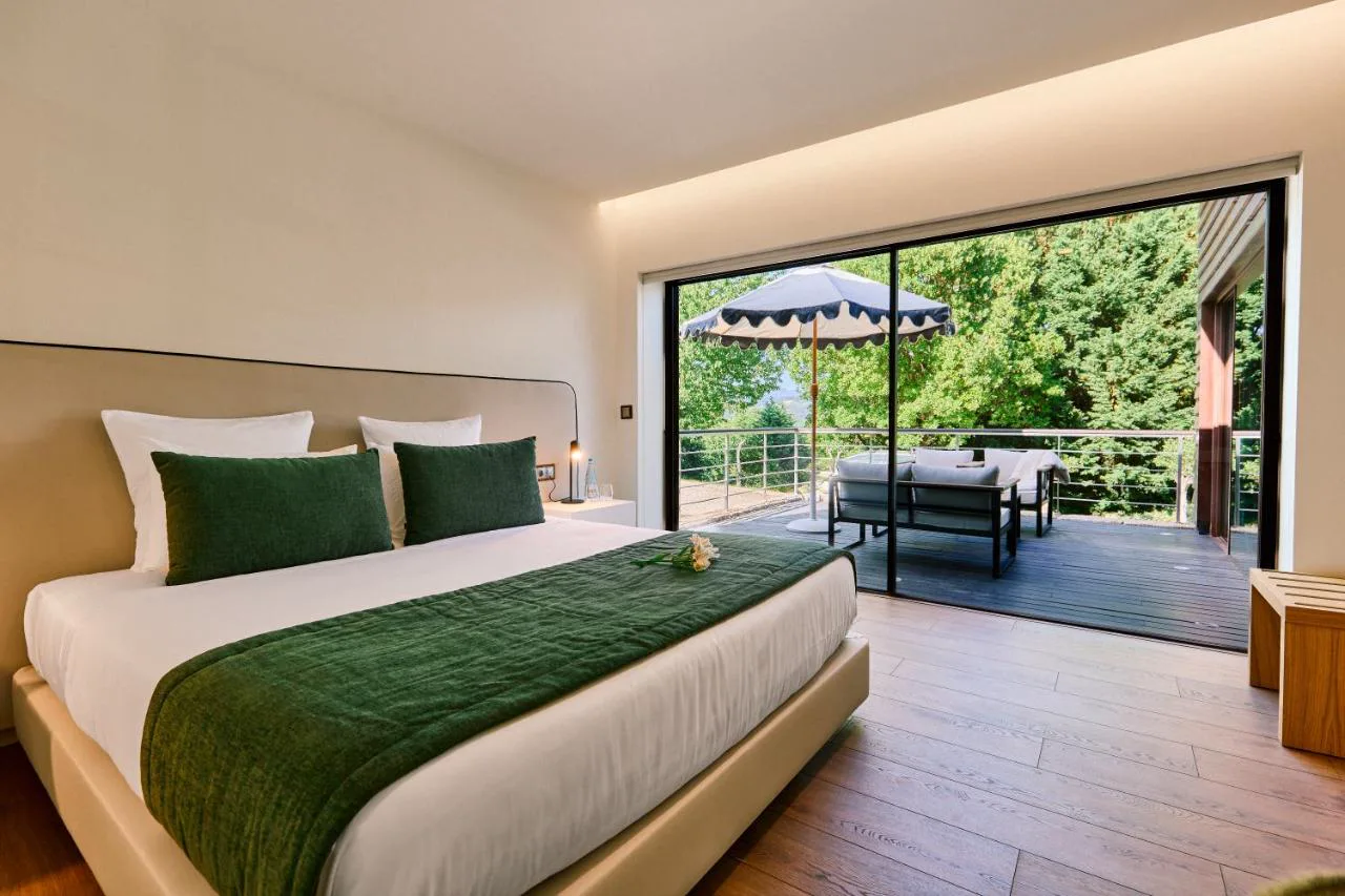 Suite con terraza y vistas al bosque de Hotel Aquafalls