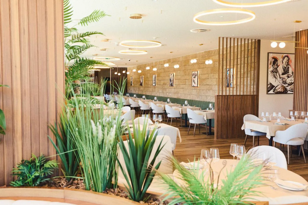 Restaurante de Hotel Aquafalls con decoración natural