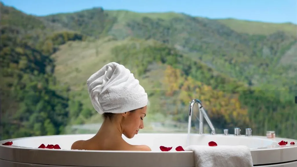 Bañera de hidromasaje con vistas al valle del Baztán y pétalos de rosa, Arantza Hotela