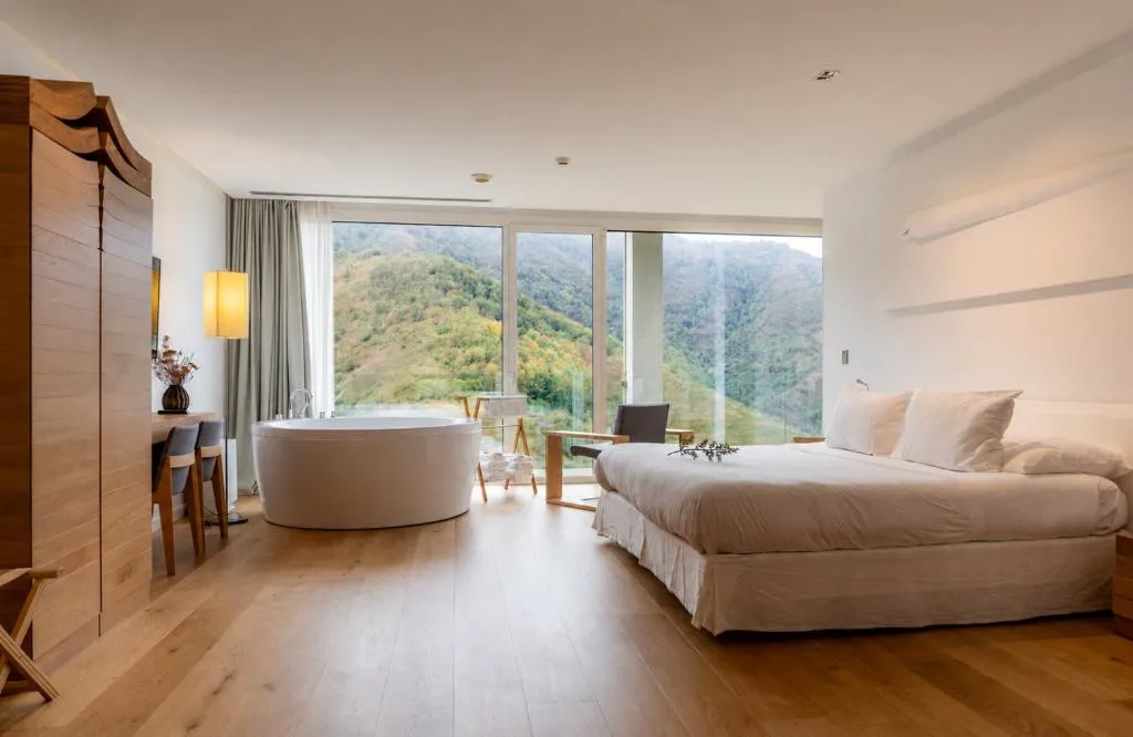 Habitación con bañera exenta junto al ventanal panorámico sobre el valle del Baztán
