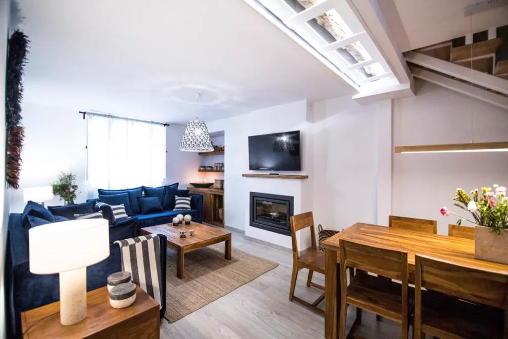 Salón con chimenea moderna y comedor