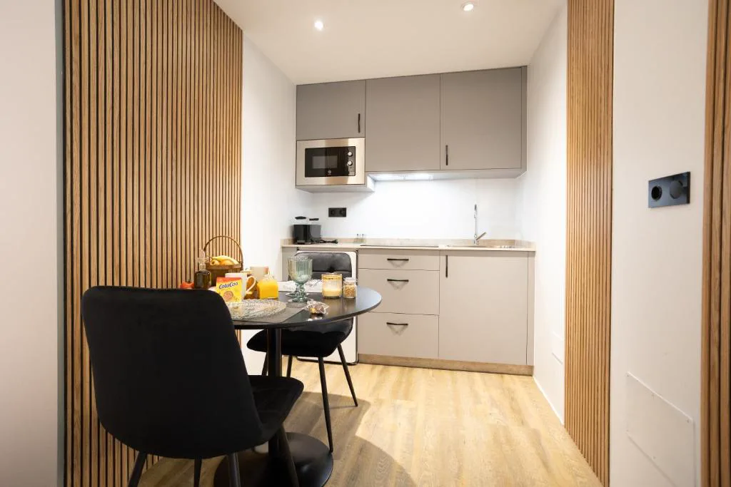 Cocina compacta totalmente equipada con mesa de desayuno, As Alvarizas