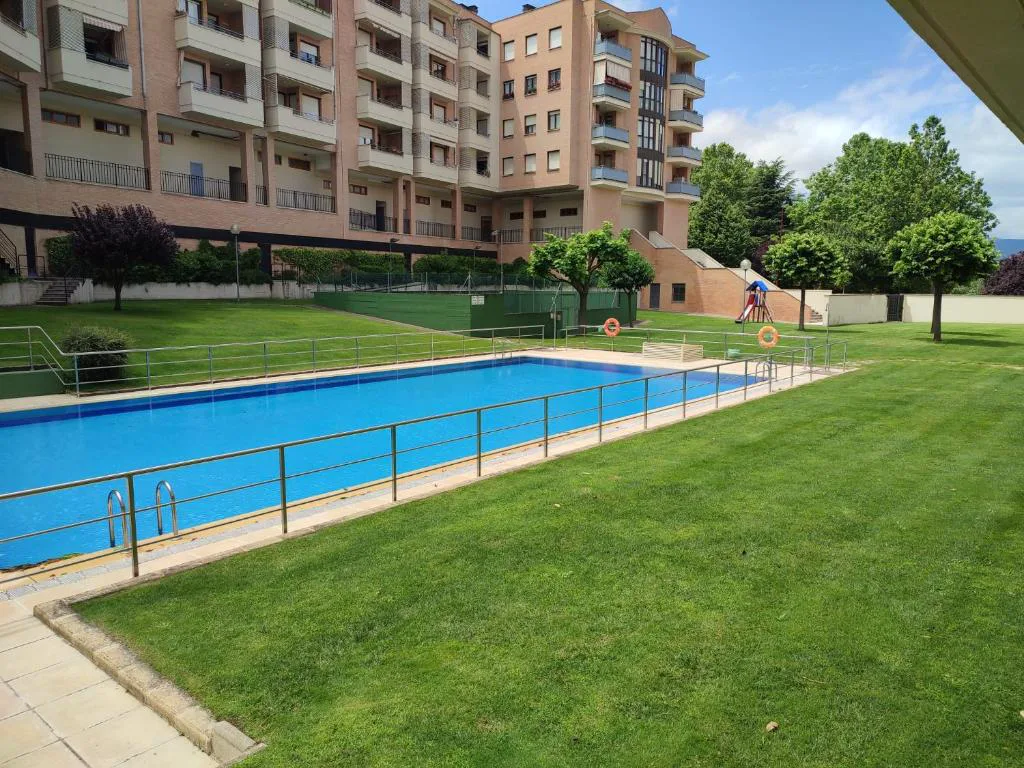 Piscina y jardín de la urbanización