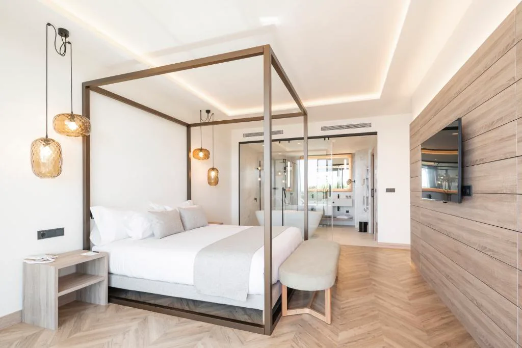 Habitación con cama con dosel y bañera exenta al fondo con vistas al mar, Attica21 Vigo