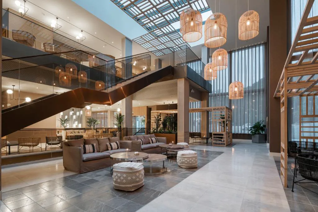 Escalera y lobby de diseño contemporáneo con lámparas de mimbre colgantes, Attica21 Vigo
