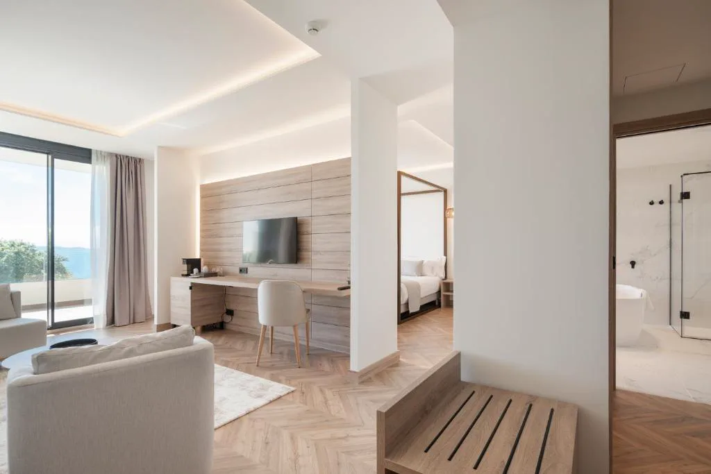 Salón de la suite con sofá y vistas al mar a través de ventanales, Attica21 Vigo