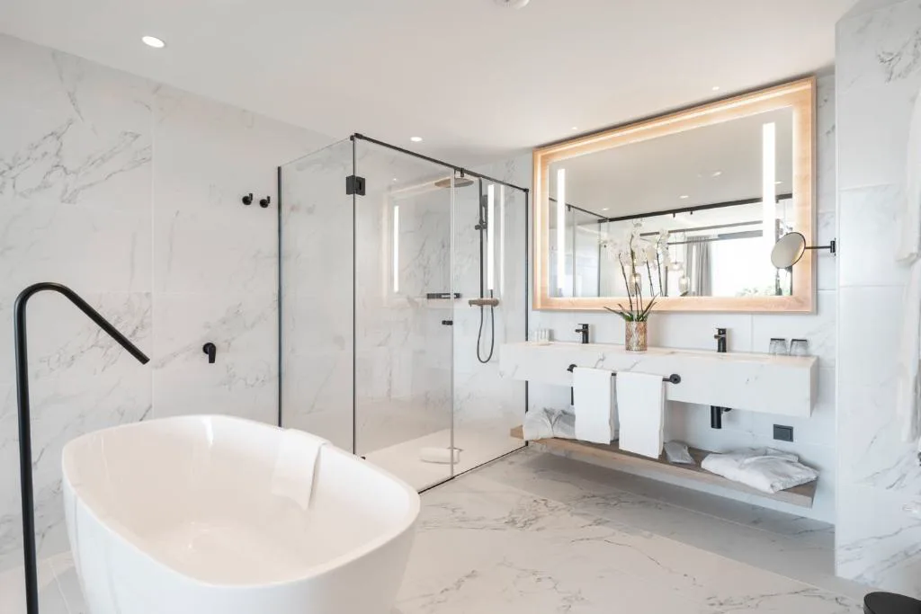 Baño de diseño con bañera exenta y ducha de mármol, Attica21 Vigo
