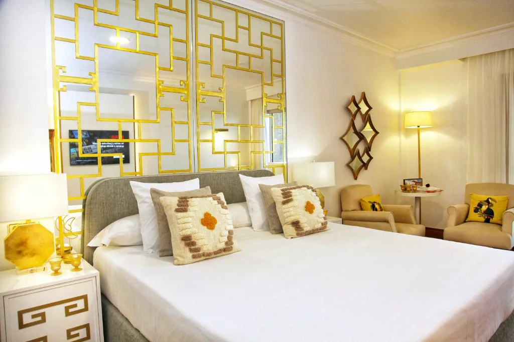 Habitación boutique con espejo dorado y sillones, Augusta Eco Wellness Resort