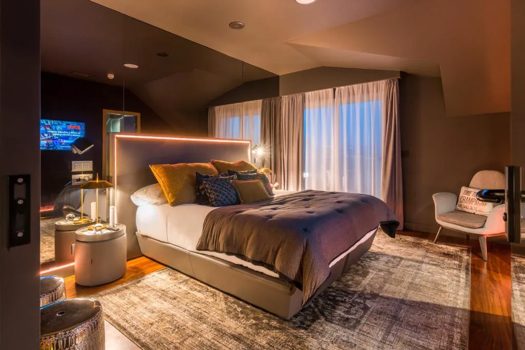 Habitación de diseño con cabecero iluminado y vistas nocturnas, Augusta Eco Wellness Resort