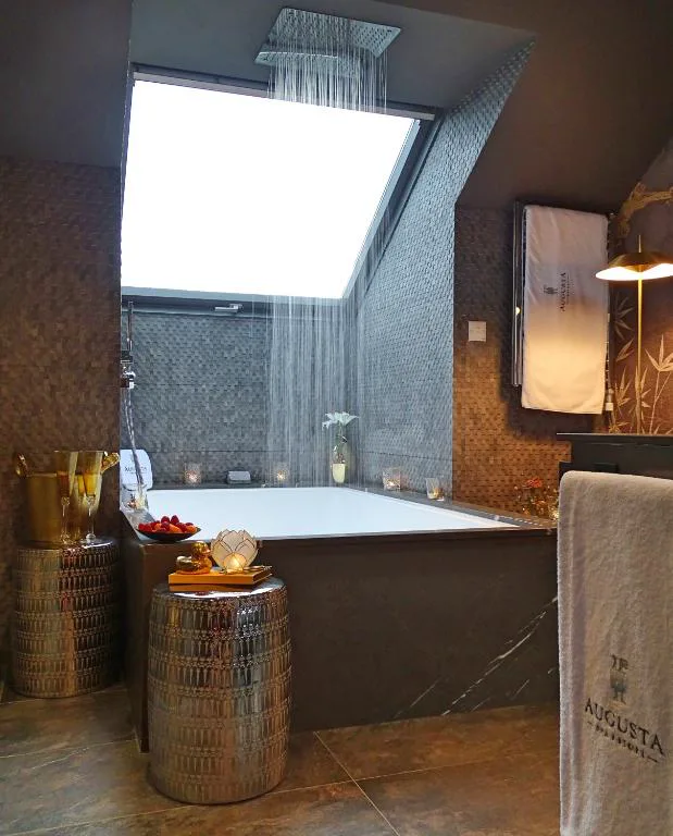 Bañera de hidromasaje bajo claraboya con ducha efecto lluvia, Augusta Eco Wellness Resort