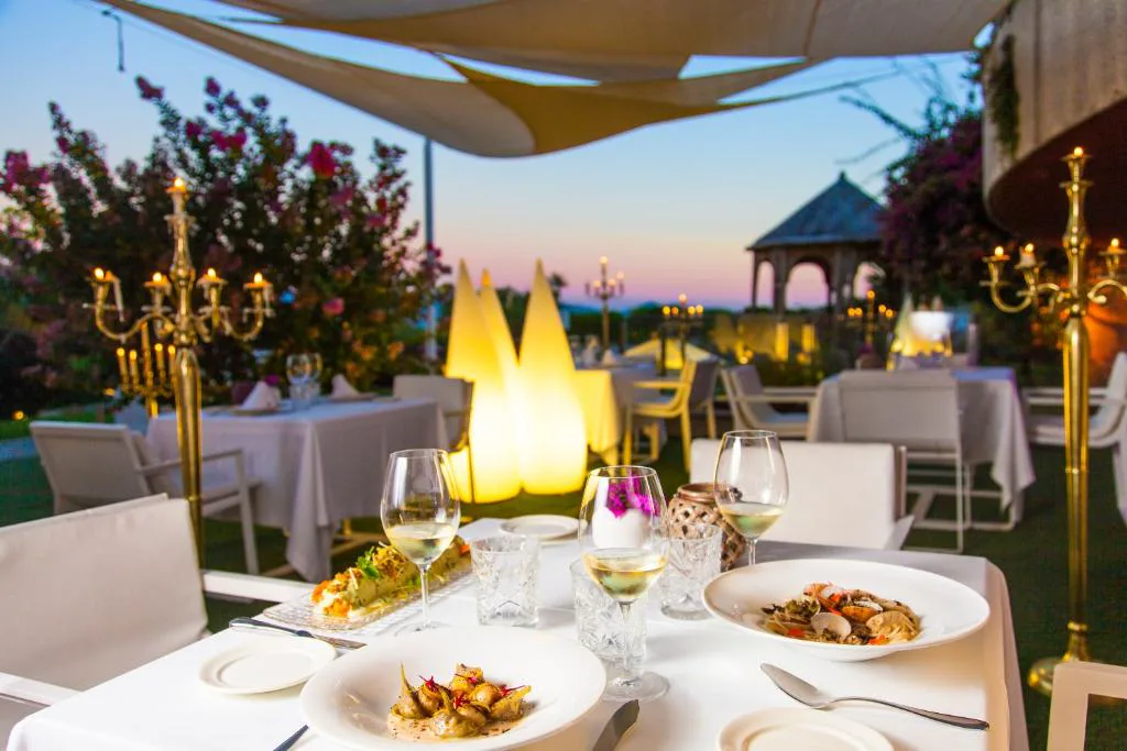 Cena romántica en la terraza del restaurante al atardecer, Augusta Eco Wellness Resort