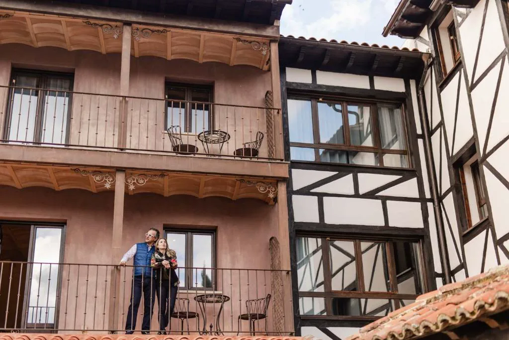 Fachada de madera y piedra con balcones