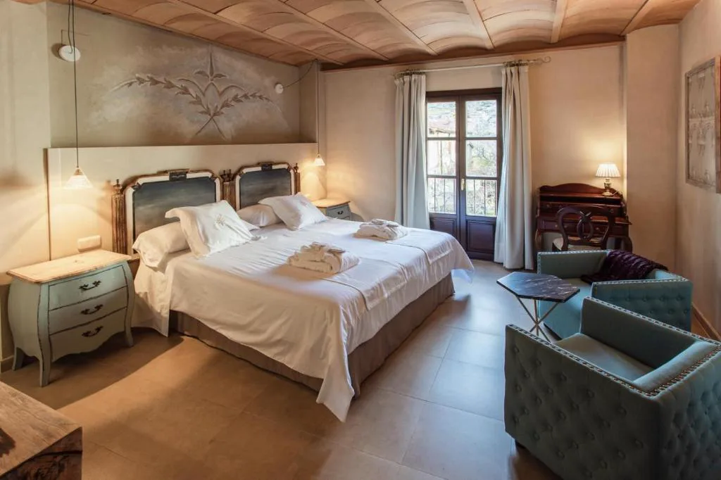 Habitación con cama grande y almohadas