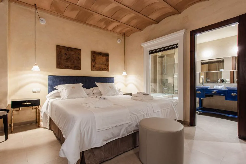 Habitación de dos camas con cabeceros de madera