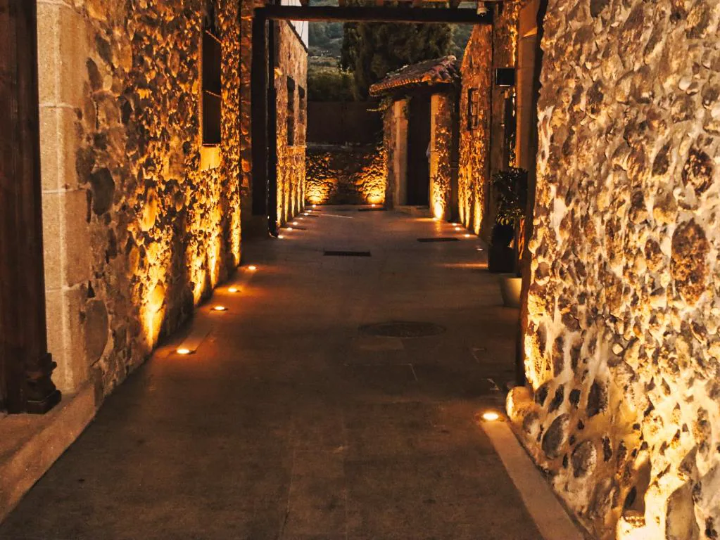 Pasillo de piedra iluminado de noche