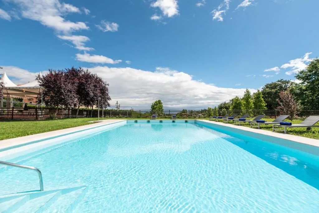 Piscina exterior con tumbonas y vistas al valle de la Ribeira Sacra, Áurea Palacio de Sober