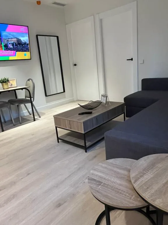 Salón con sofá y televisor pequeño