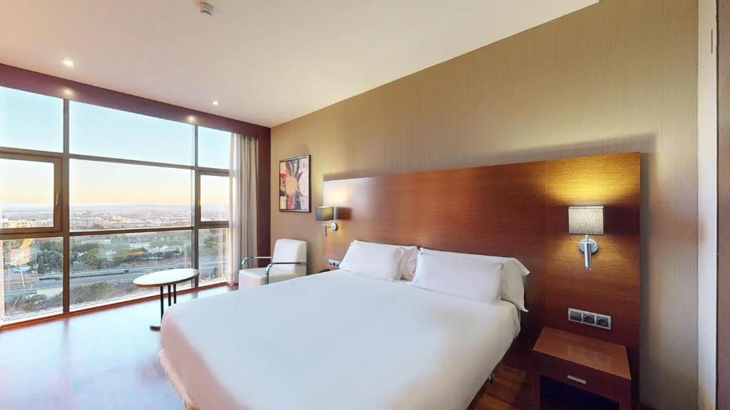 Habitación con cama doble y ventanal