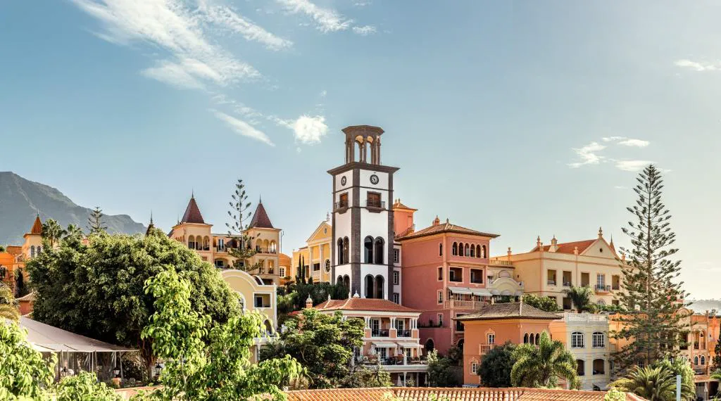 Fachada de estilo pueblo colonial canario con torre y balcones, Bahia del Duque