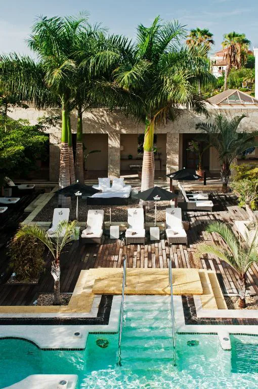 Terraza con vistas al Atlántico y palmeras desde una suite, Bahia del Duque