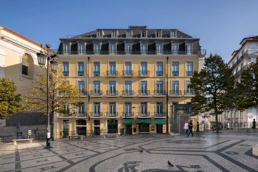 Fachada amarilla de Bairro Alto Hotel en la Praça Luís de Camões, Chiado, Lisboa