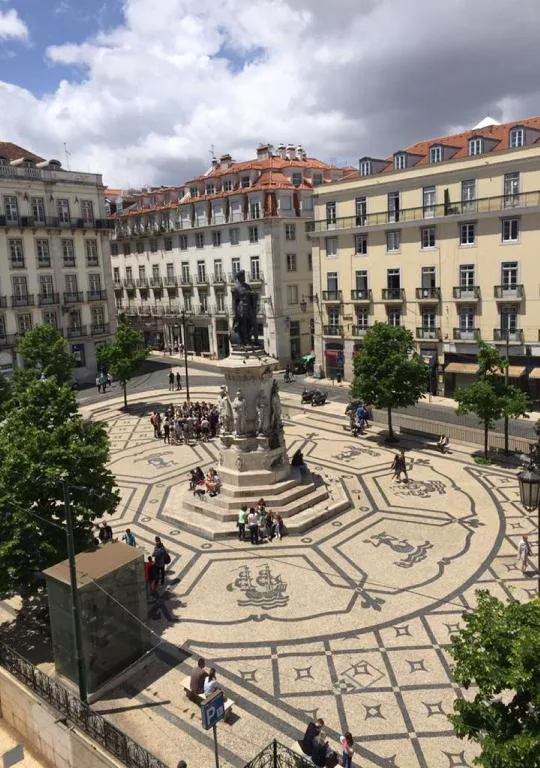 Vista aérea de la Praça Luís de Camões y la estatua del poeta, frente al hotel