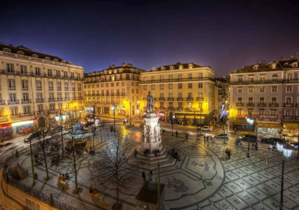 Praça Luís de Camões iluminada al anochecer, junto a Bairro Alto Hotel