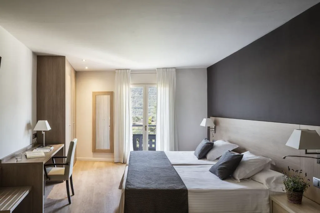 Habitación con cabecero gris