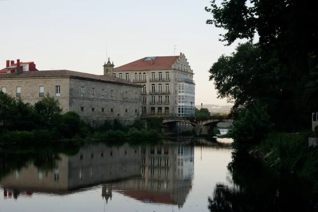 Fachada histórica del Balneario Acuña junto al puente sobre el río Umia, Caldas de Reis