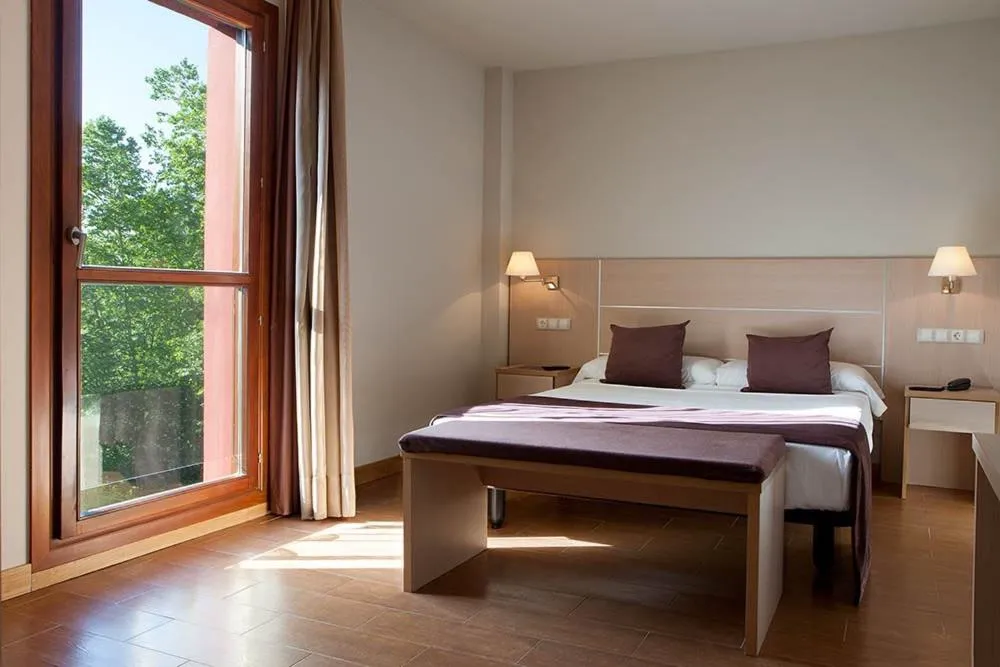 Habitación doble con balcón y vistas al bosque del Balneario de Areatza