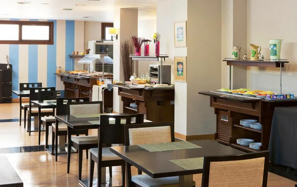 Comedor y zona de buffet del restaurante del Balneario de Areatza
