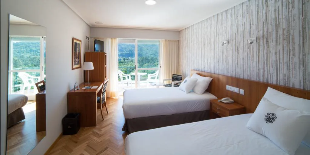 Habitación doble con balcón y vistas a las montañas del Ribeiro, BALNEARIO ARNOIA
