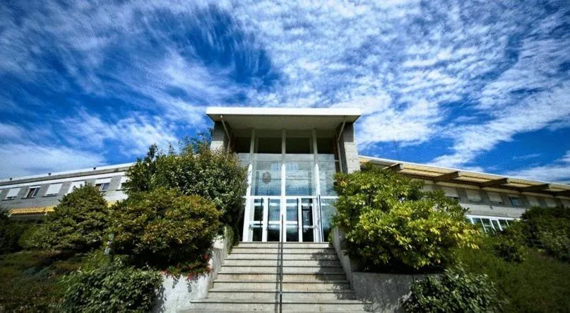 Fachada de entrada al balneario entre jardines, BALNEARIO ARNOIA