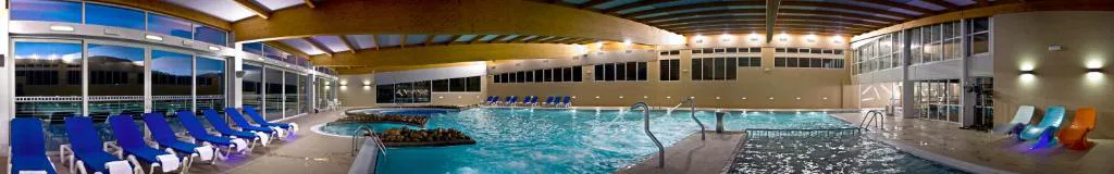 Piscina interior del balneario con tumbonas azules, BALNEARIO ARNOIA