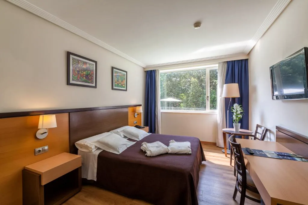 Habitación doble con cabecero oscuro y vistas al jardín, Hotel Balneario de Compostela