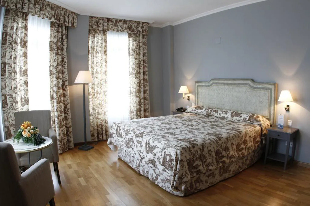Habitación clásica con cortinas de estampado toile y cabecero tapizado, Balneario de Mondariz