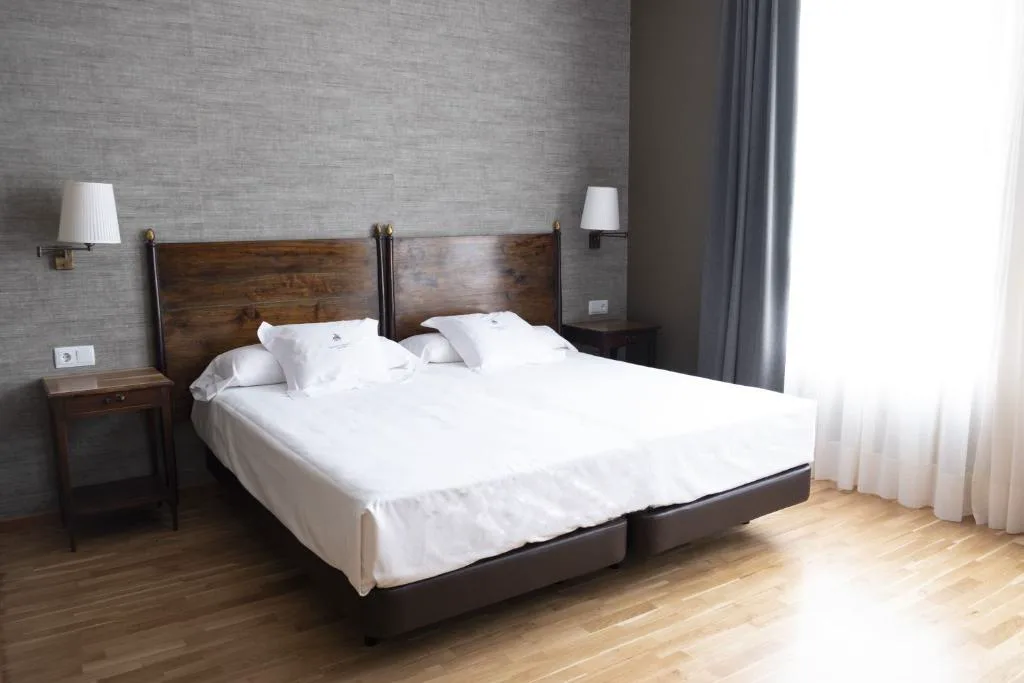 Habitación doble de líneas sobrias con cabeceros de madera, Balneario de Mondariz