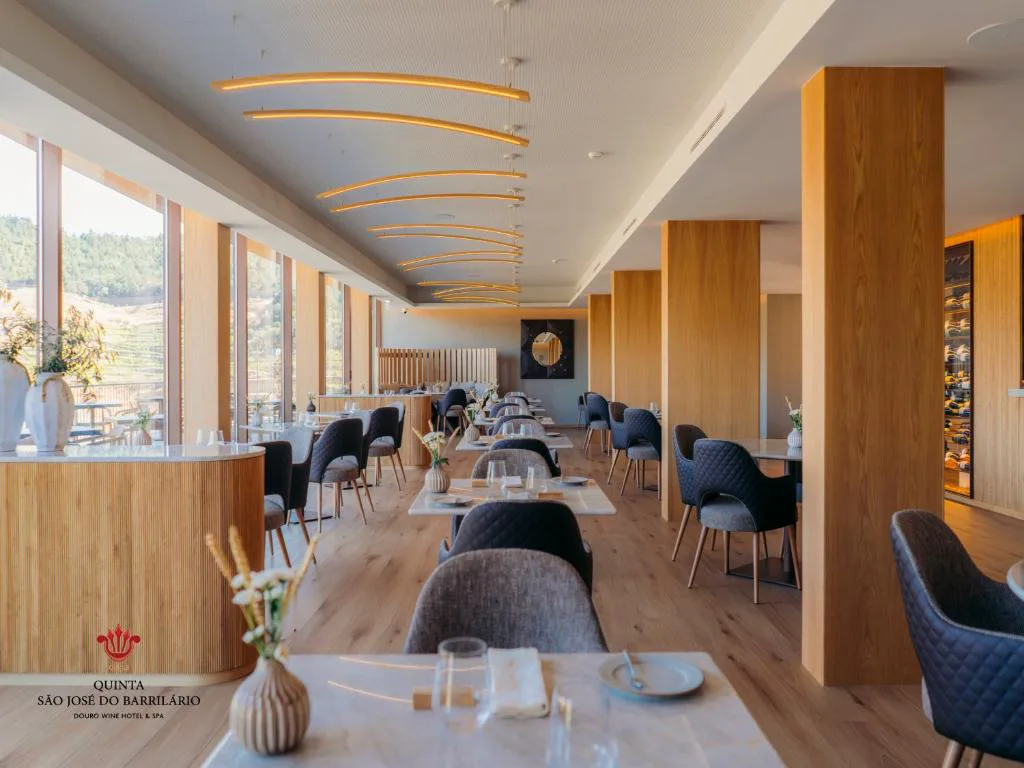 Restaurante moderno con vistas al valle del Duero, Barrilario Douro Wine Hotel