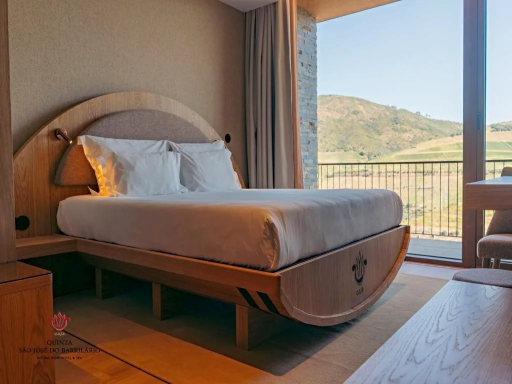 Habitación con cabecero en forma de barril y vistas a las montañas, Barrilario Douro Wine Hotel
