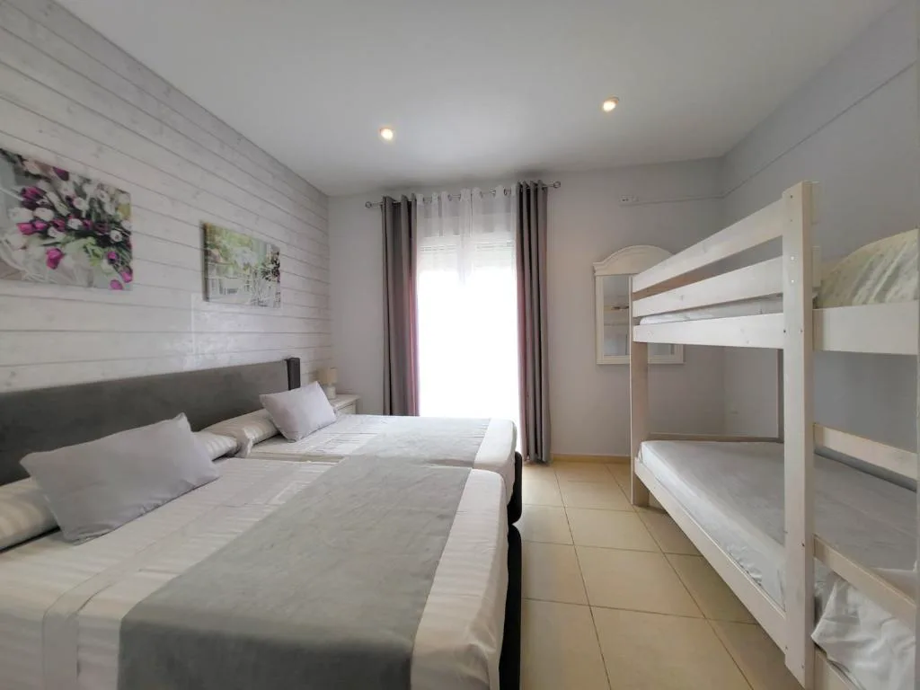 Habitación con literas blancas