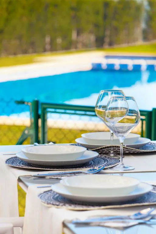 Mesa preparada junto a la piscina