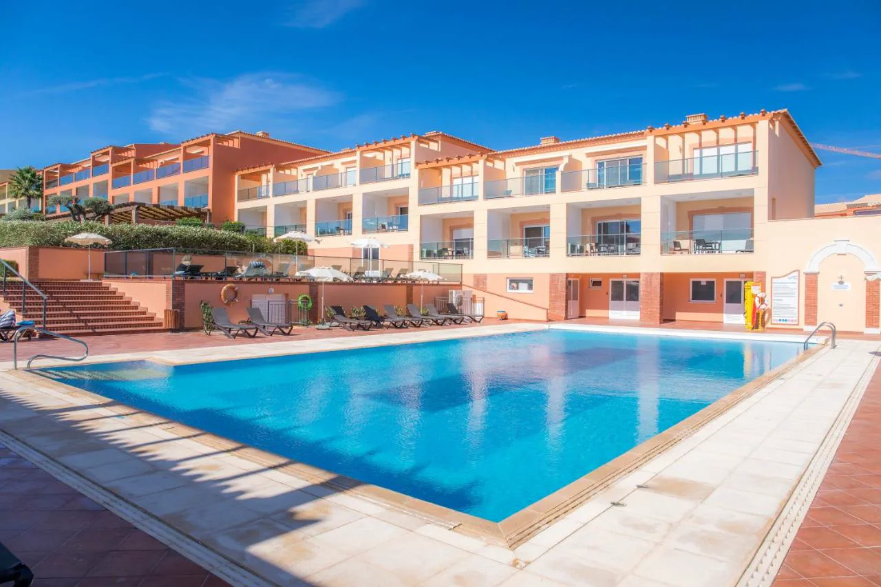Piscina exterior de Boavista Golf & Spa entre los edificios del complejo