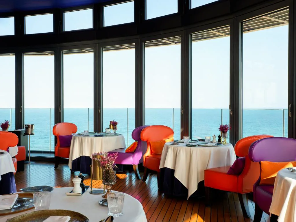 Restaurante con vistas al Atlántico y sillones de colores del Bohemia Suites, Playa del Inglés