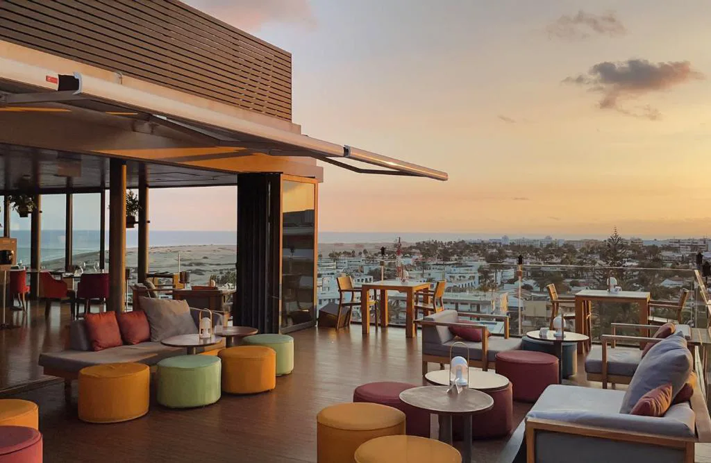 Terraza chill-out en la azotea con vistas al atardecer, Bohemia Suites Playa del Inglés