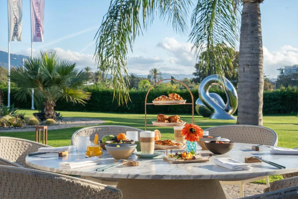 Desayuno servido en una mesa del jardín