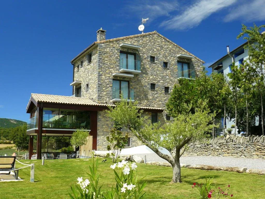 Casa de piedra con porche y vistas al campo