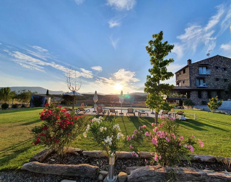 Jardín con flores y vistas al atardecer