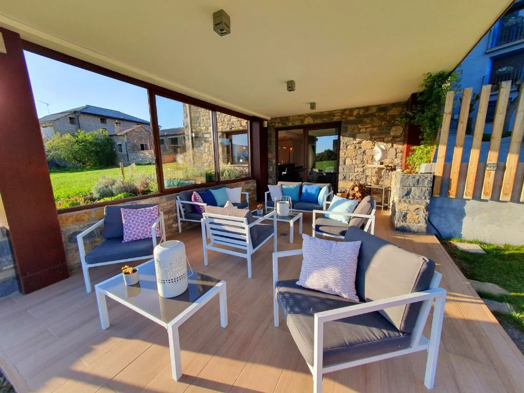 Terraza con sillones azules y vistas